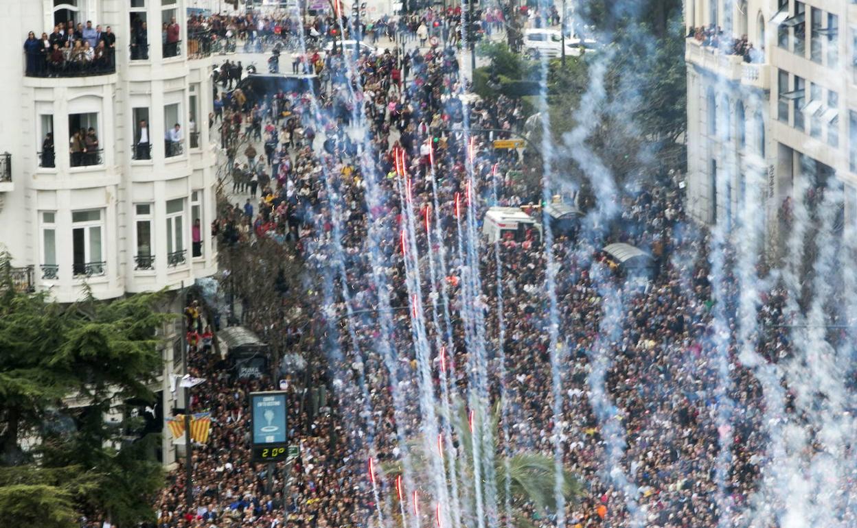 Disparo de la última mascletà de Fallas de 2020 antes de suspender las fiestas. 