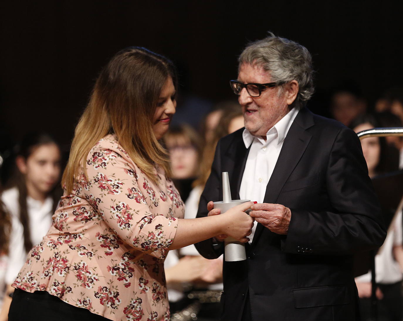 El artista valenciano Juan Genovés ha fallecido la madrugada de este viernes, cuando le quedaba muy poquito para cumplir los noventa años. El gran creador nació en Valencia en 1930 y se formó en la Escuela de Bellas Artes de la ciudad. Inquieto, renovador y transformador, comprometido con el mundo que le tocó vivir, formó parte de colectivos muy significativos en el panorama español de posguerra. La soledad y la multitud fueron una constante en una obra pictórica y gráfica con fuerte compromiso, que fue reconocida por LAS PROVINCIAS en 2016, cuando recibió el premio Valencianos para el Siglo XXI (en imagen).