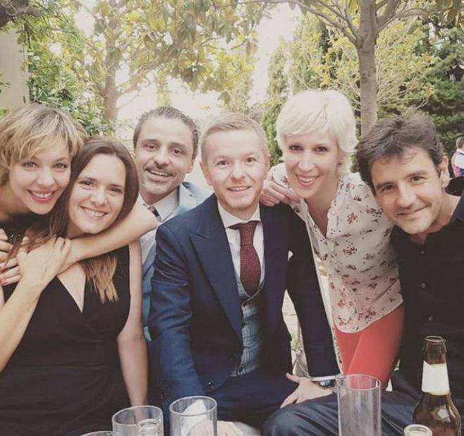 Los actores de 'Compañeros' reunidos en la boda de Julián González, César en la ficción. va Santolaria, Antonio Hortelano, Manuel Feijóo, Virginia Rodríguez, Julián González, Lara de Miguel y Nicolás Belmonte compartían en redes sociales esta imagen junto con el comentario: "elegantes y juntos". 