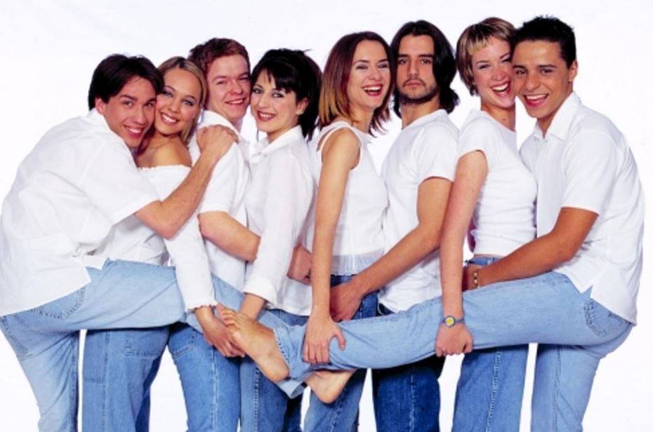 Este reencuentro en redes sociales ha despertado la nostalgia de muchos de los seguidores de 'Compañeros'. La serie de ficción juvenil de Antena 3 se emitió hace más de veinte años. A partir de 1998 los jóvenes españoles se metieron de lleno en la vida y los problemas de los estudiantes y profesores del colegio madrileño Azcona. ¿Cómo han cambiado los actores desde entonces? En Las Provincias hacemos un recorrido por el antes y el después de los personajes principales de 'Compañeros'. 