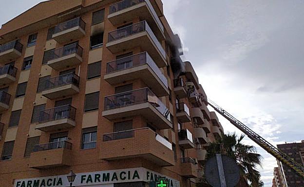 Los bomberos intervienen en la vivienda afectada.