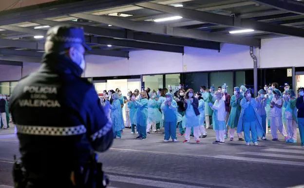 Aplauso sanitario en el Hospital La Fe de Valencia.