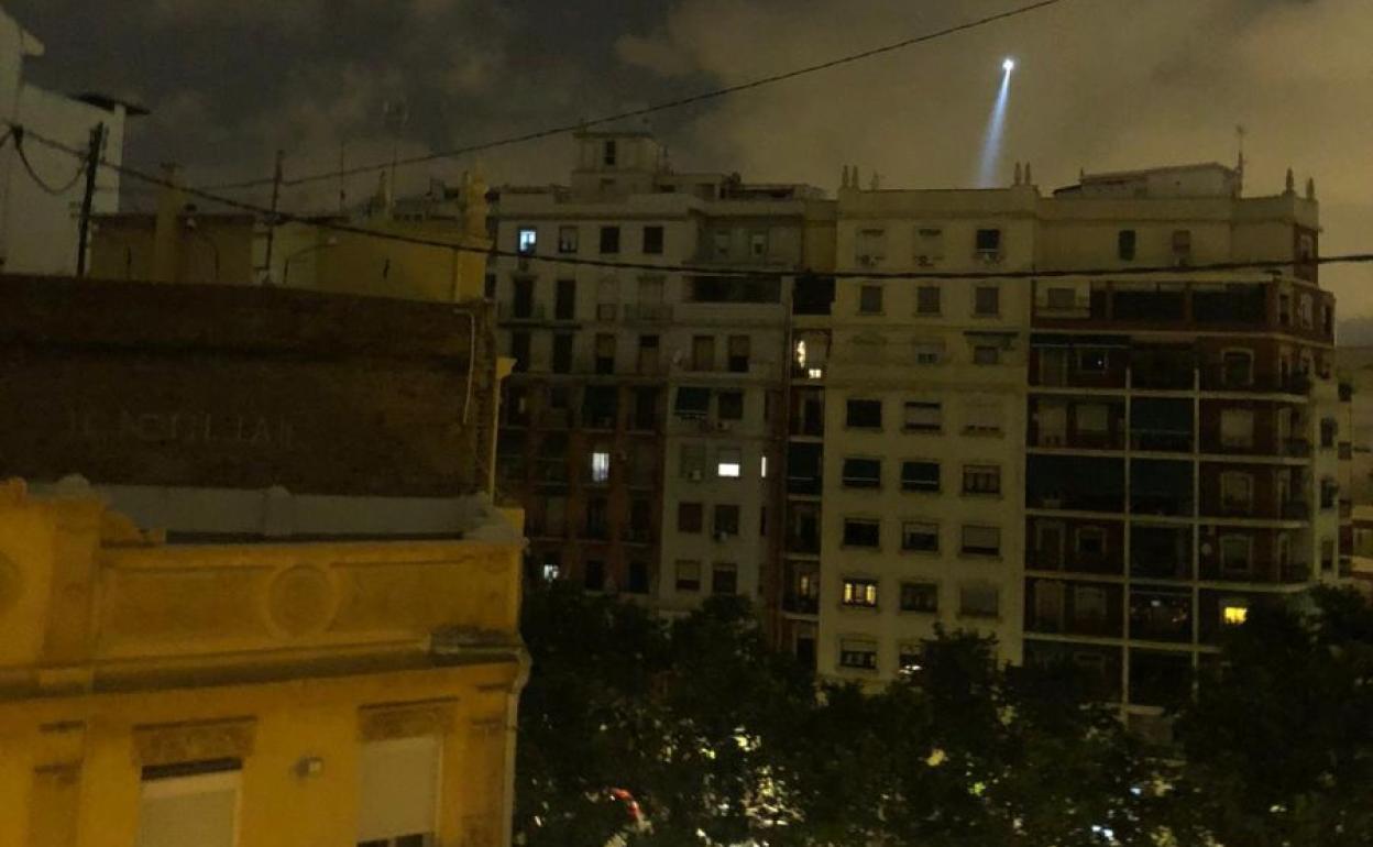 Imagen de archivo del helicóptero de la Policía sobrevolando Valencia durante el estado de alarma.