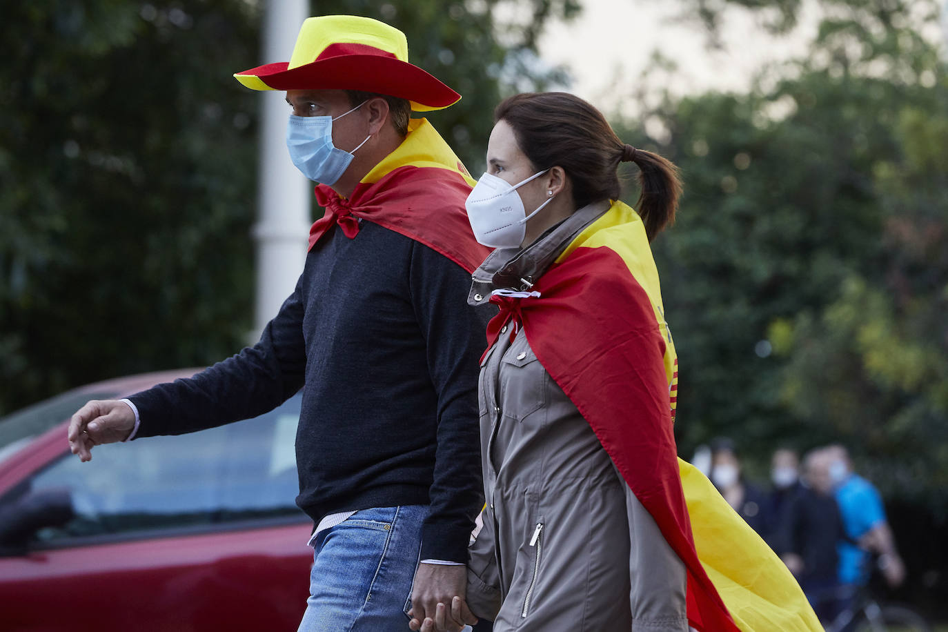 Más de 2.000 personas han vuelto a concentrarse este domingo frente al cuartel de San Juan de Ribera en Valencia en protesta contra el Gobierno por su gestión de la crisis pandémica y para homenajear también al Ejército. La concentración comenzó sobre las 20.30 horas y coincidió con el arriado de la bandera de España, un acto que realizan todos los días a las 21 horas en el acuartelamiento situado en el paseo de la Alameda. La asistencia ha aumentado este domingo respecto a las concentraciones del pasado viernes y sábado, cuando se congregaron entre unas 800 y 1.000 personas. 