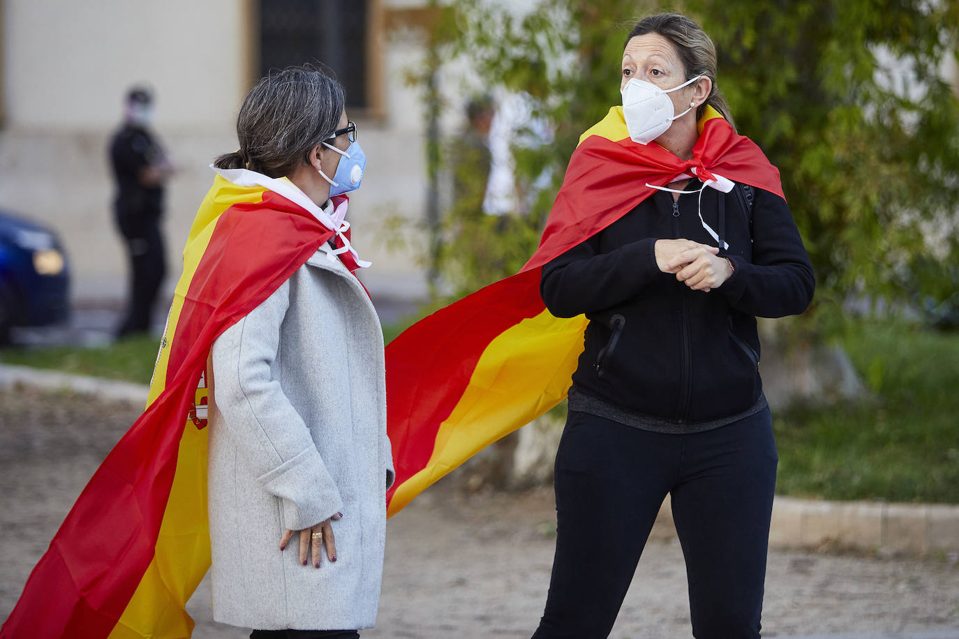 Más de 2.000 personas han vuelto a concentrarse este domingo frente al cuartel de San Juan de Ribera en Valencia en protesta contra el Gobierno por su gestión de la crisis pandémica y para homenajear también al Ejército. La concentración comenzó sobre las 20.30 horas y coincidió con el arriado de la bandera de España, un acto que realizan todos los días a las 21 horas en el acuartelamiento situado en el paseo de la Alameda. La asistencia ha aumentado este domingo respecto a las concentraciones del pasado viernes y sábado, cuando se congregaron entre unas 800 y 1.000 personas. 