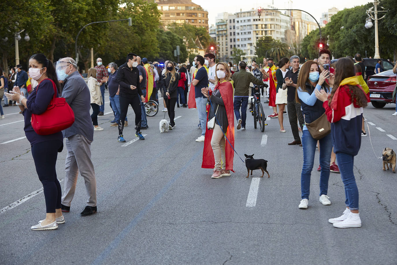Más de 2.000 personas han vuelto a concentrarse este domingo frente al cuartel de San Juan de Ribera en Valencia en protesta contra el Gobierno por su gestión de la crisis pandémica y para homenajear también al Ejército. La concentración comenzó sobre las 20.30 horas y coincidió con el arriado de la bandera de España, un acto que realizan todos los días a las 21 horas en el acuartelamiento situado en el paseo de la Alameda. La asistencia ha aumentado este domingo respecto a las concentraciones del pasado viernes y sábado, cuando se congregaron entre unas 800 y 1.000 personas. 
