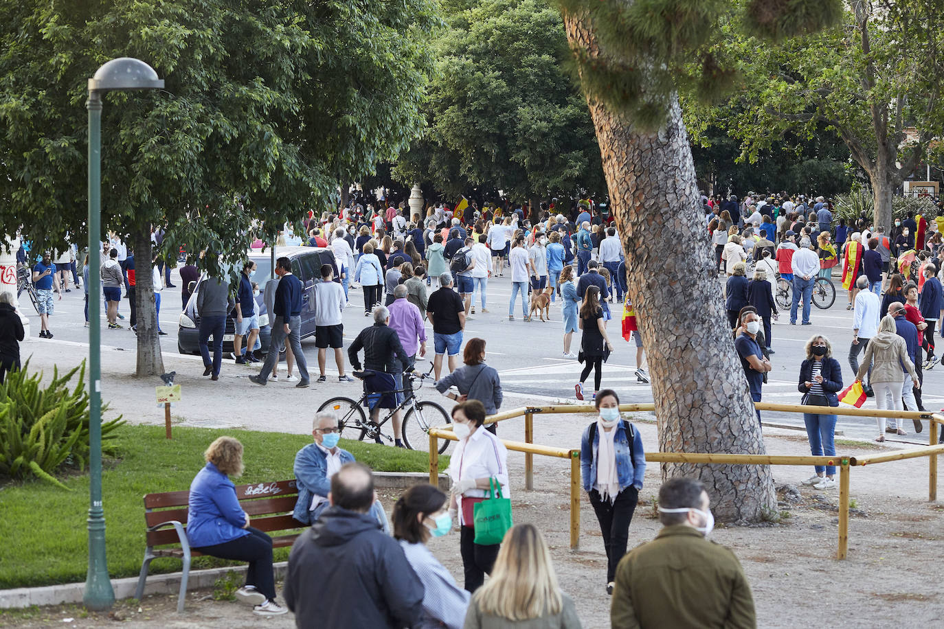 Más de 2.000 personas han vuelto a concentrarse este domingo frente al cuartel de San Juan de Ribera en Valencia en protesta contra el Gobierno por su gestión de la crisis pandémica y para homenajear también al Ejército. La concentración comenzó sobre las 20.30 horas y coincidió con el arriado de la bandera de España, un acto que realizan todos los días a las 21 horas en el acuartelamiento situado en el paseo de la Alameda. La asistencia ha aumentado este domingo respecto a las concentraciones del pasado viernes y sábado, cuando se congregaron entre unas 800 y 1.000 personas. 