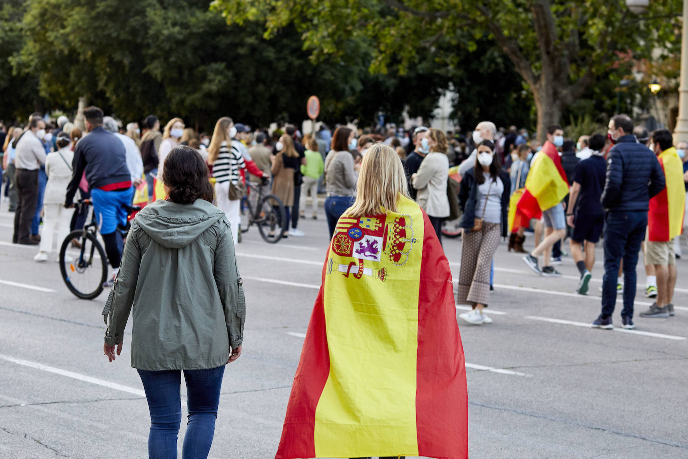 Más de 2.000 personas han vuelto a concentrarse este domingo frente al cuartel de San Juan de Ribera en Valencia en protesta contra el Gobierno por su gestión de la crisis pandémica y para homenajear también al Ejército. La concentración comenzó sobre las 20.30 horas y coincidió con el arriado de la bandera de España, un acto que realizan todos los días a las 21 horas en el acuartelamiento situado en el paseo de la Alameda. La asistencia ha aumentado este domingo respecto a las concentraciones del pasado viernes y sábado, cuando se congregaron entre unas 800 y 1.000 personas. 