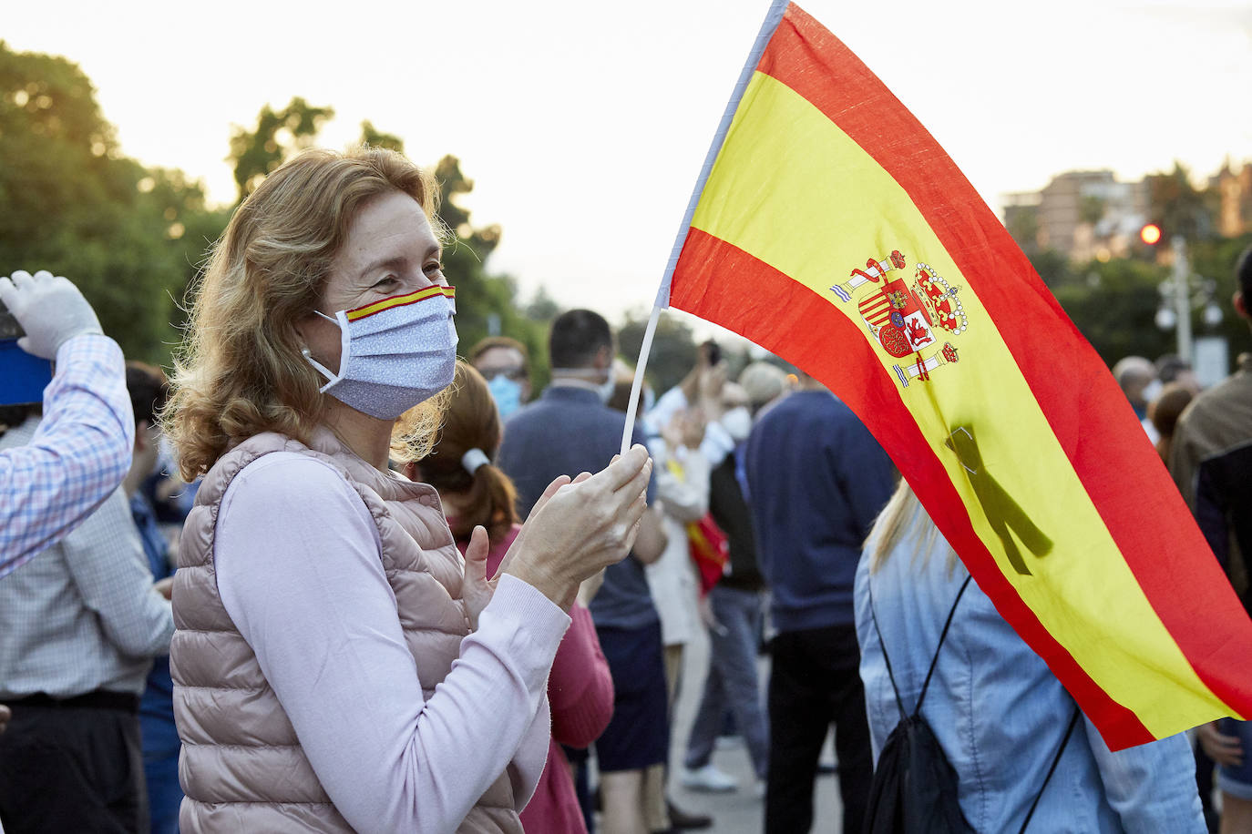 Más de 2.000 personas han vuelto a concentrarse este domingo frente al cuartel de San Juan de Ribera en Valencia en protesta contra el Gobierno por su gestión de la crisis pandémica y para homenajear también al Ejército. La concentración comenzó sobre las 20.30 horas y coincidió con el arriado de la bandera de España, un acto que realizan todos los días a las 21 horas en el acuartelamiento situado en el paseo de la Alameda. La asistencia ha aumentado este domingo respecto a las concentraciones del pasado viernes y sábado, cuando se congregaron entre unas 800 y 1.000 personas. 