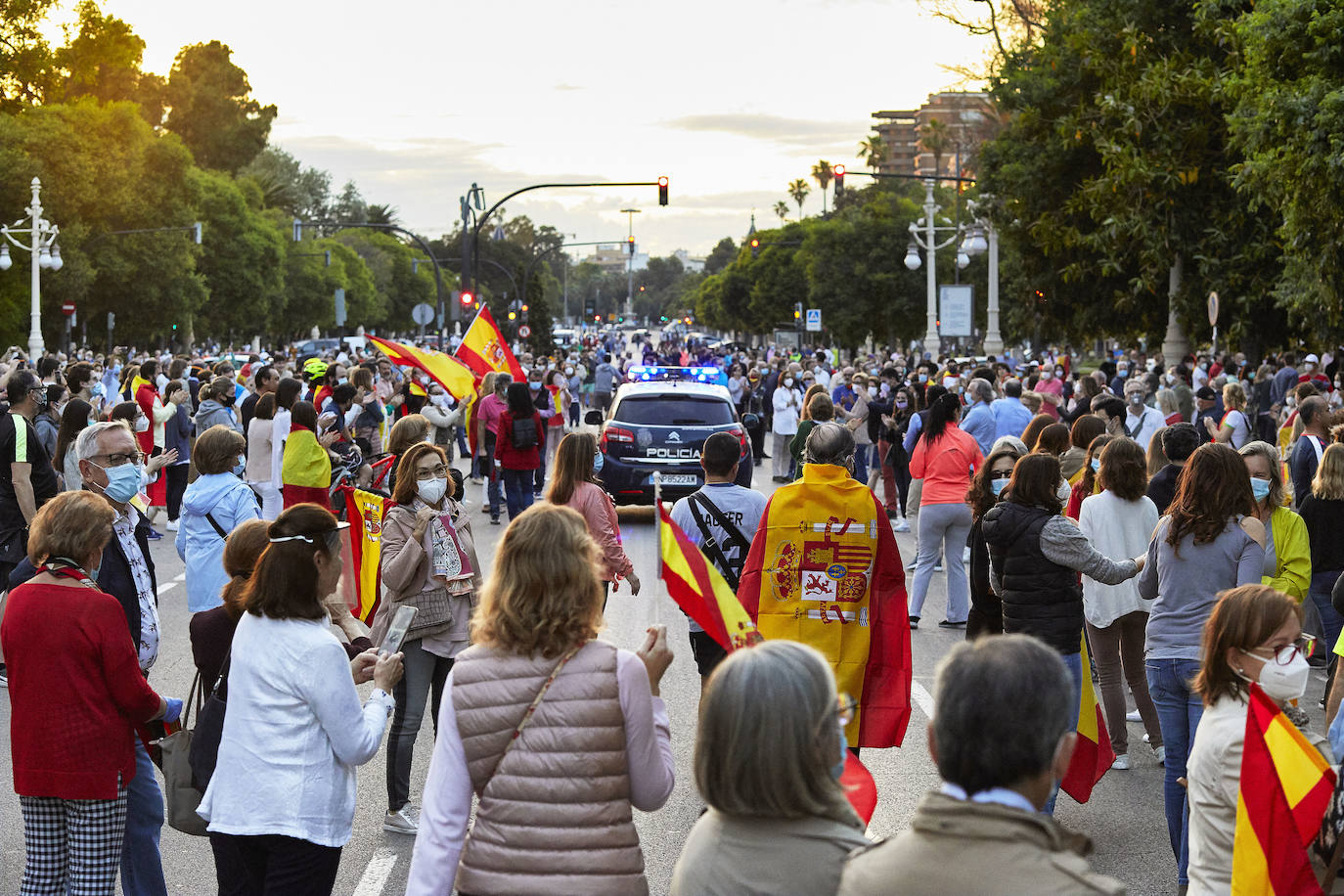 Más de 2.000 personas han vuelto a concentrarse este domingo frente al cuartel de San Juan de Ribera en Valencia en protesta contra el Gobierno por su gestión de la crisis pandémica y para homenajear también al Ejército. La concentración comenzó sobre las 20.30 horas y coincidió con el arriado de la bandera de España, un acto que realizan todos los días a las 21 horas en el acuartelamiento situado en el paseo de la Alameda. La asistencia ha aumentado este domingo respecto a las concentraciones del pasado viernes y sábado, cuando se congregaron entre unas 800 y 1.000 personas. 