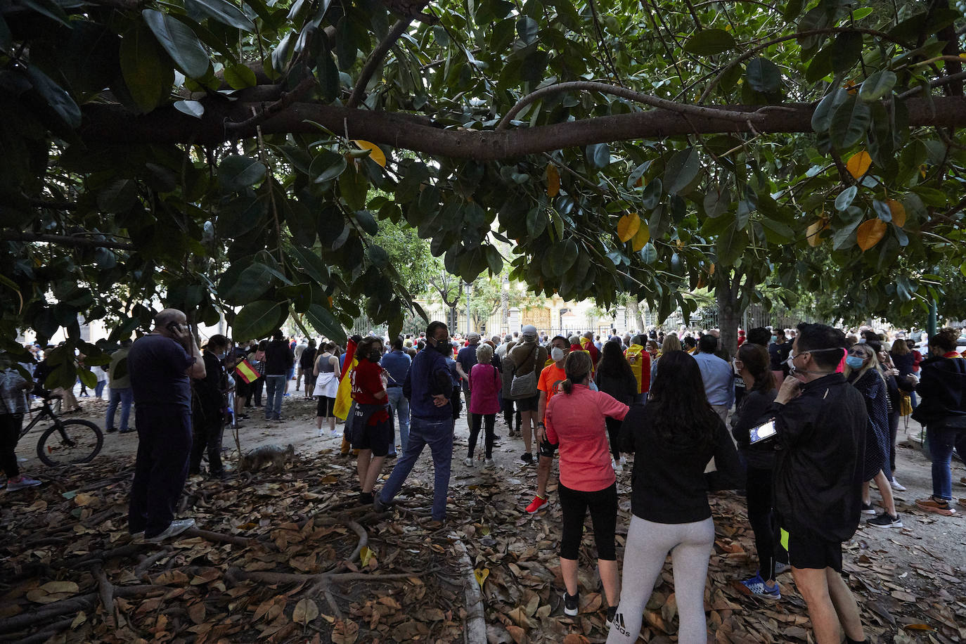 Más de 2.000 personas han vuelto a concentrarse este domingo frente al cuartel de San Juan de Ribera en Valencia en protesta contra el Gobierno por su gestión de la crisis pandémica y para homenajear también al Ejército. La concentración comenzó sobre las 20.30 horas y coincidió con el arriado de la bandera de España, un acto que realizan todos los días a las 21 horas en el acuartelamiento situado en el paseo de la Alameda. La asistencia ha aumentado este domingo respecto a las concentraciones del pasado viernes y sábado, cuando se congregaron entre unas 800 y 1.000 personas. 