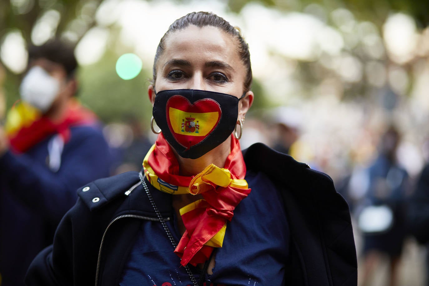 Más de 2.000 personas han vuelto a concentrarse este domingo frente al cuartel de San Juan de Ribera en Valencia en protesta contra el Gobierno por su gestión de la crisis pandémica y para homenajear también al Ejército. La concentración comenzó sobre las 20.30 horas y coincidió con el arriado de la bandera de España, un acto que realizan todos los días a las 21 horas en el acuartelamiento situado en el paseo de la Alameda. La asistencia ha aumentado este domingo respecto a las concentraciones del pasado viernes y sábado, cuando se congregaron entre unas 800 y 1.000 personas. 
