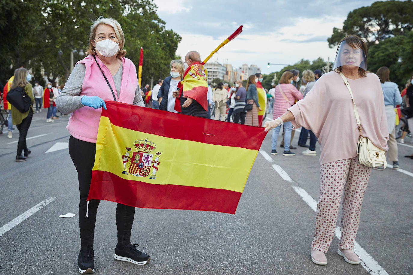 Más de 2.000 personas han vuelto a concentrarse este domingo frente al cuartel de San Juan de Ribera en Valencia en protesta contra el Gobierno por su gestión de la crisis pandémica y para homenajear también al Ejército. La concentración comenzó sobre las 20.30 horas y coincidió con el arriado de la bandera de España, un acto que realizan todos los días a las 21 horas en el acuartelamiento situado en el paseo de la Alameda. La asistencia ha aumentado este domingo respecto a las concentraciones del pasado viernes y sábado, cuando se congregaron entre unas 800 y 1.000 personas. 