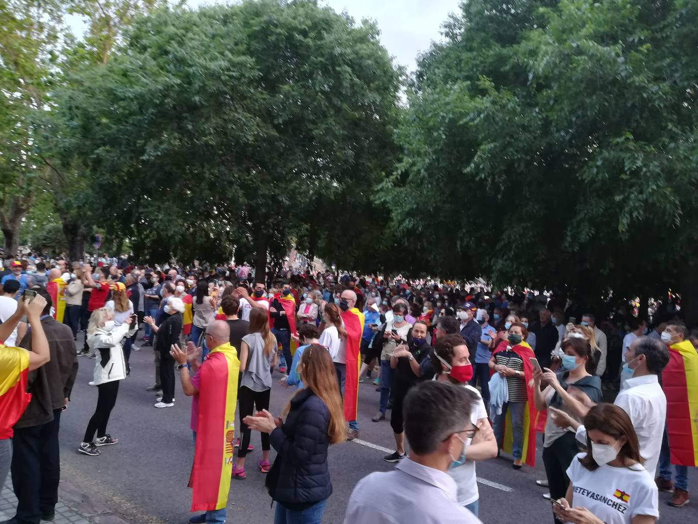 Más de 2.000 personas han vuelto a concentrarse este domingo frente al cuartel de San Juan de Ribera en Valencia en protesta contra el Gobierno por su gestión de la crisis pandémica y para homenajear también al Ejército. La concentración comenzó sobre las 20.30 horas y coincidió con el arriado de la bandera de España, un acto que realizan todos los días a las 21 horas en el acuartelamiento situado en el paseo de la Alameda. La asistencia ha aumentado este domingo respecto a las concentraciones del pasado viernes y sábado, cuando se congregaron entre unas 800 y 1.000 personas. 