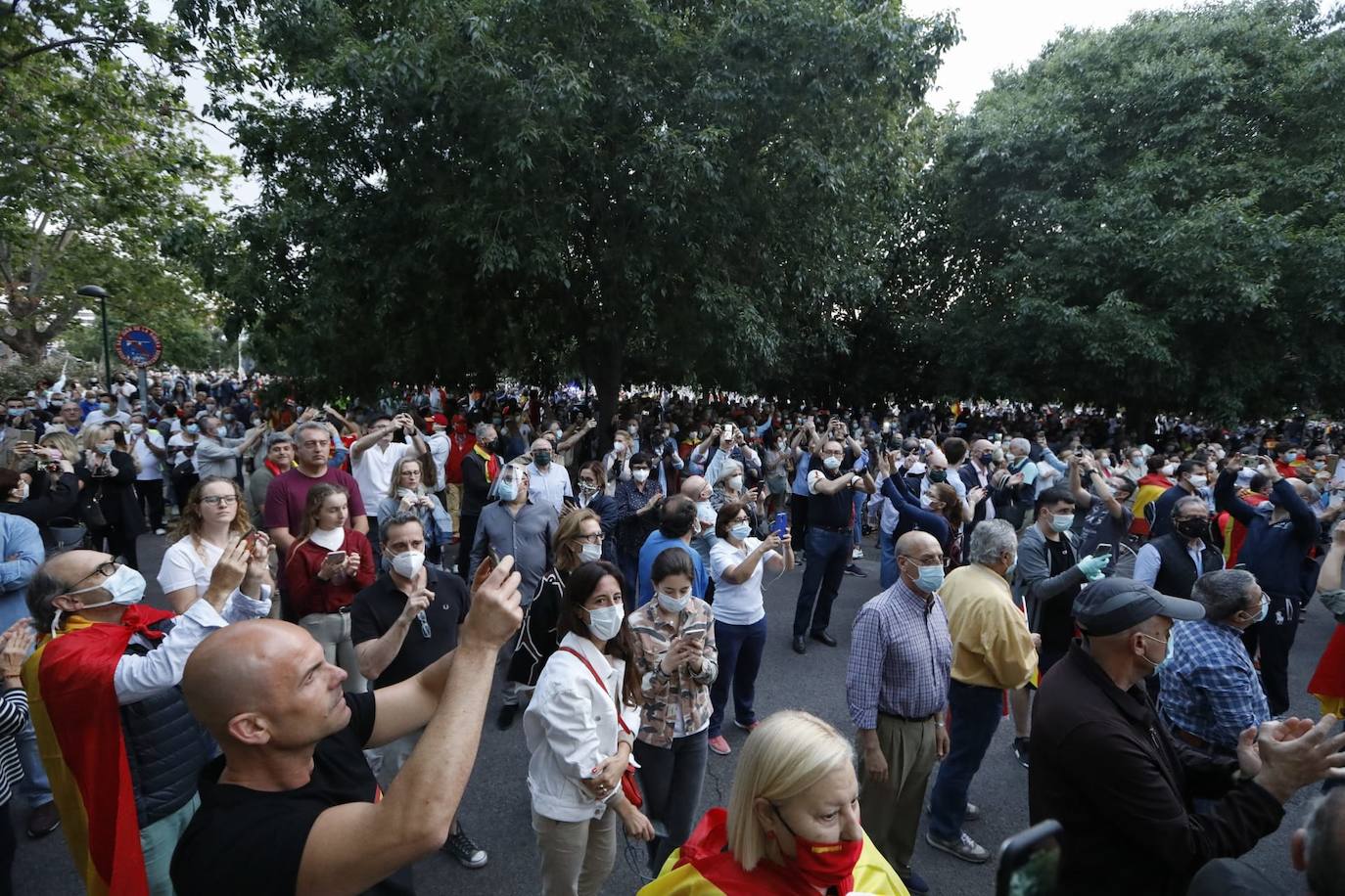 Más de 2.000 personas han vuelto a concentrarse este domingo frente al cuartel de San Juan de Ribera en Valencia en protesta contra el Gobierno por su gestión de la crisis pandémica y para homenajear también al Ejército. La concentración comenzó sobre las 20.30 horas y coincidió con el arriado de la bandera de España, un acto que realizan todos los días a las 21 horas en el acuartelamiento situado en el paseo de la Alameda. La asistencia ha aumentado este domingo respecto a las concentraciones del pasado viernes y sábado, cuando se congregaron entre unas 800 y 1.000 personas. 