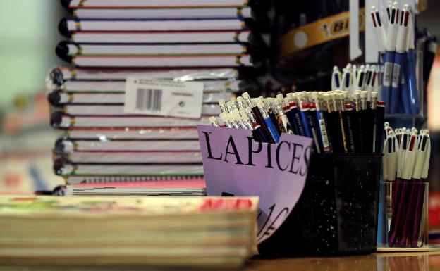 Libros y material escolar en una librería. 