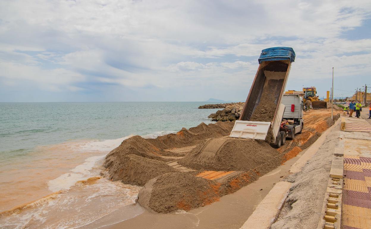 Cullera reanuda la reparación de sus playas. 