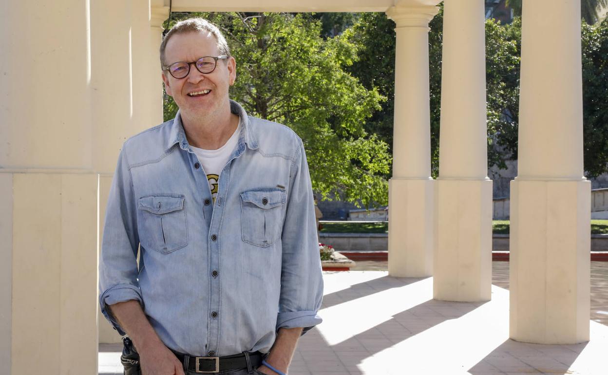 Bernd Knöller en su lugar preferido de la ciudad, el cauce del río. 