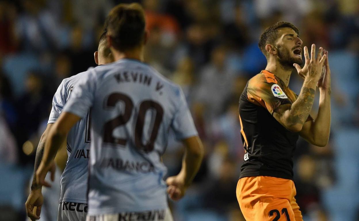 Piccini se lamenta en un partido contra el Celta