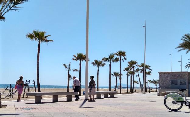 Oleada de turistas a sus segundas residencias en las playas de la Safor