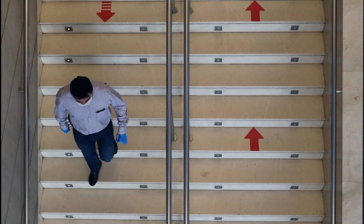 Un hombre baja por las escaleras del IVAM. 