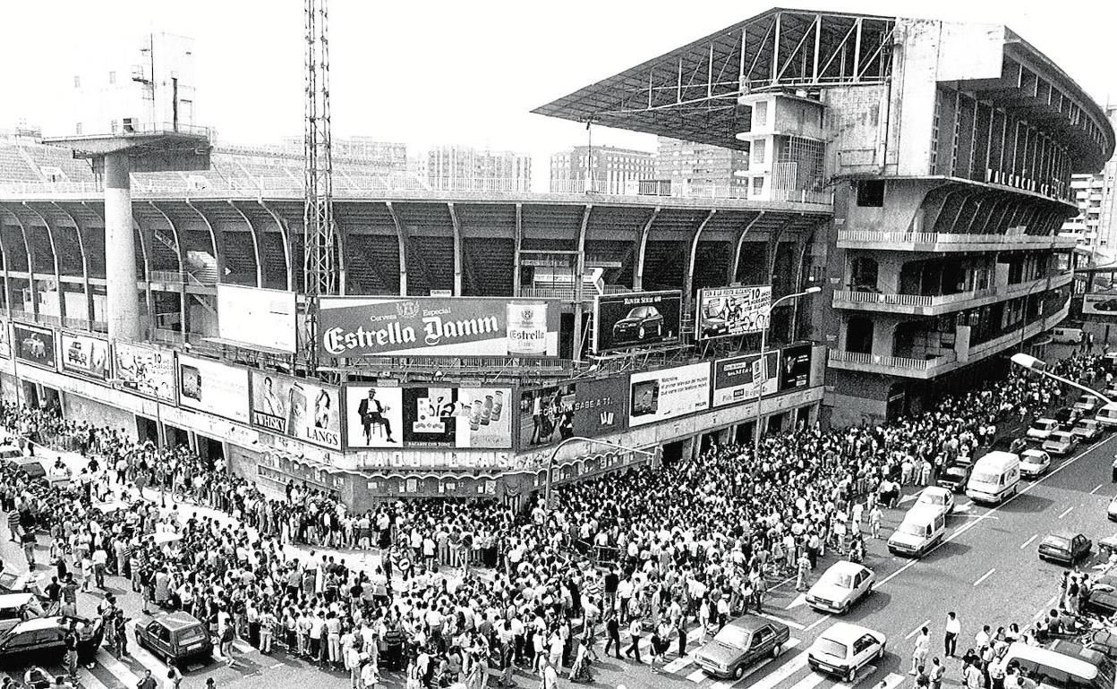 La locura por una entrada para la final de Copa del 95 hizo que la afición colapsara las calles que rodean el viejo recinto. 