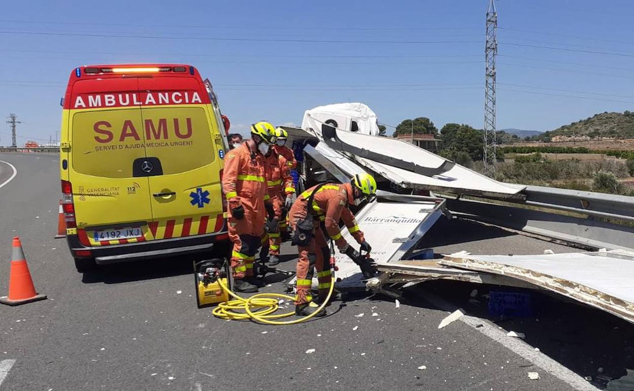 Efectivos de bomberos en la zona del accidente. 