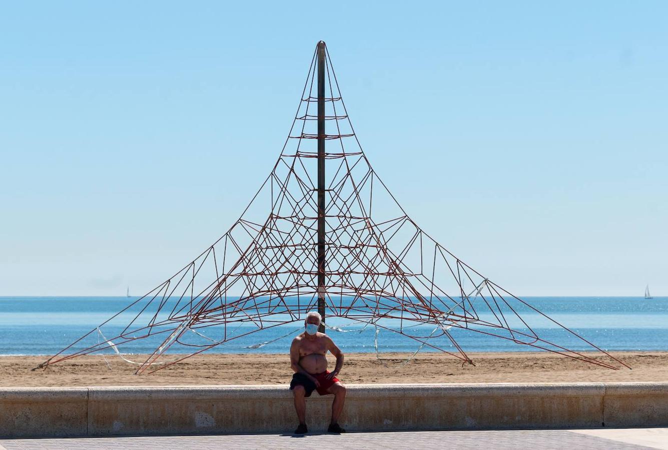 Sol, playa, cervezas en las terrazas, visitas a los templos y largos paseos a lo largo de una jornada en la que se evidencia que la Comunitat va recuperando el pulso. 