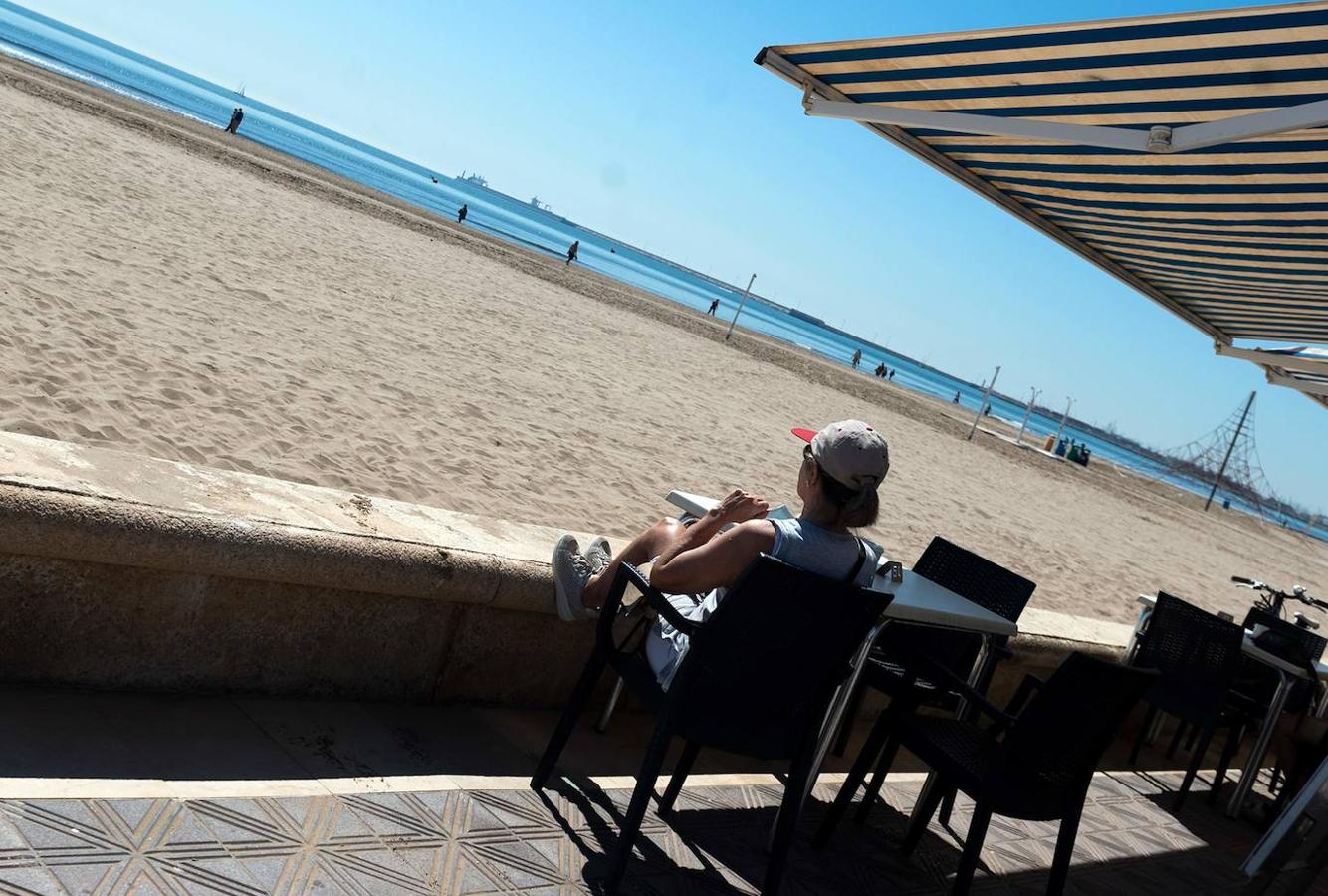 Sol, playa, cervezas en las terrazas, visitas a los templos y largos paseos a lo largo de una jornada en la que se evidencia que la Comunitat va recuperando el pulso. 