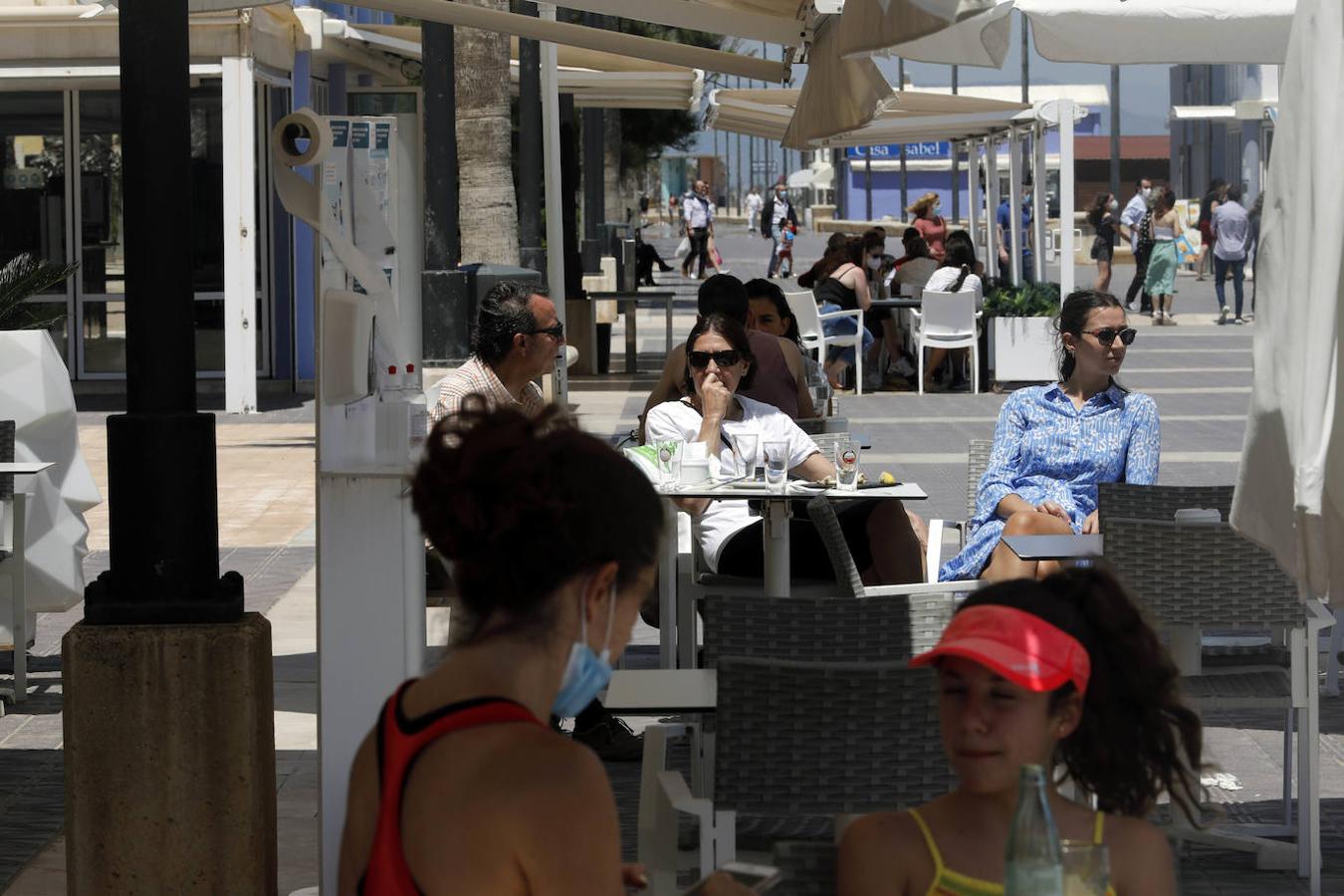 Sol, playa, cervezas en las terrazas, visitas a los templos y largos paseos a lo largo de una jornada en la que se evidencia que la Comunitat va recuperando el pulso. 