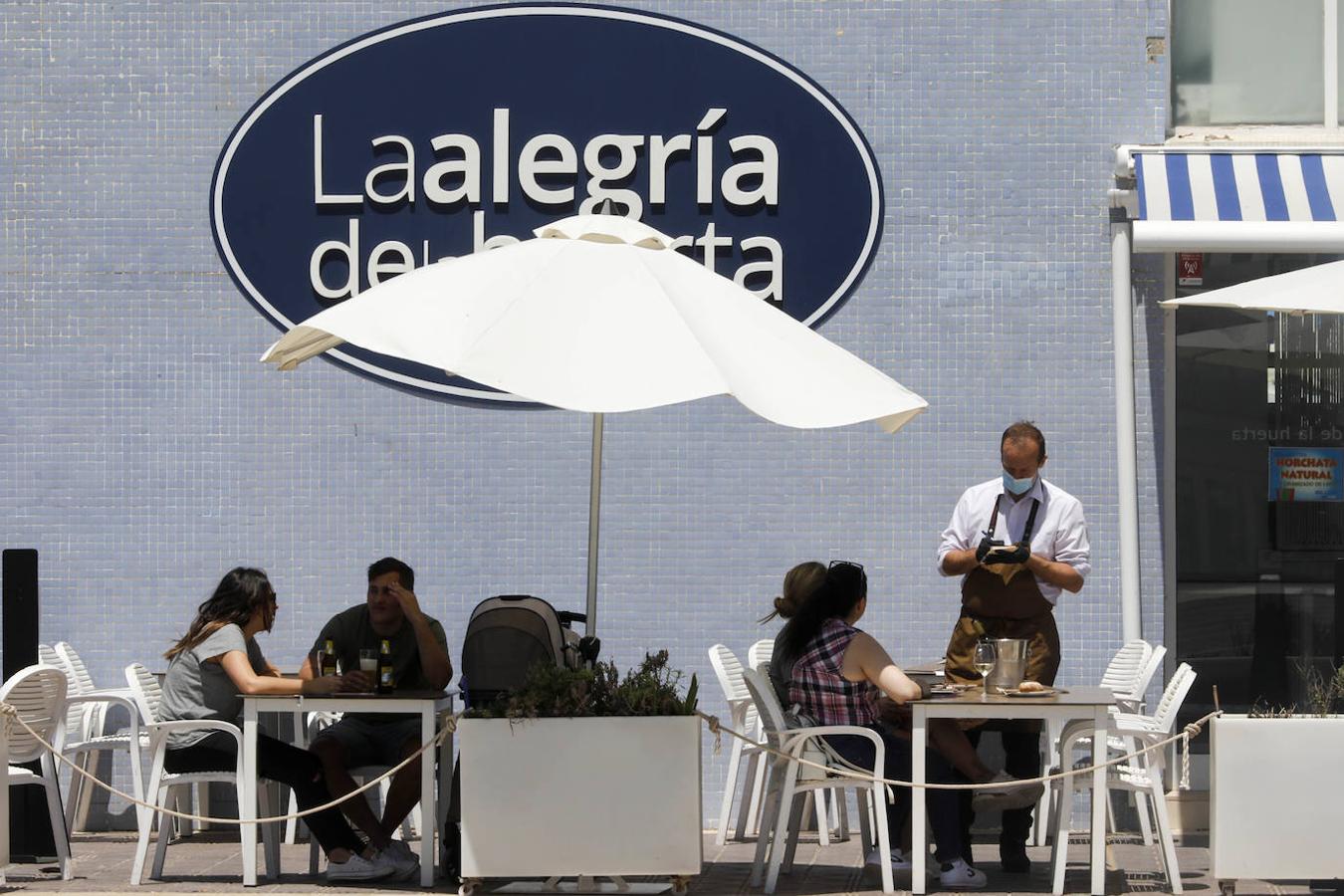 Sol, playa, cervezas en las terrazas, visitas a los templos y largos paseos a lo largo de una jornada en la que se evidencia que la Comunitat va recuperando el pulso. 