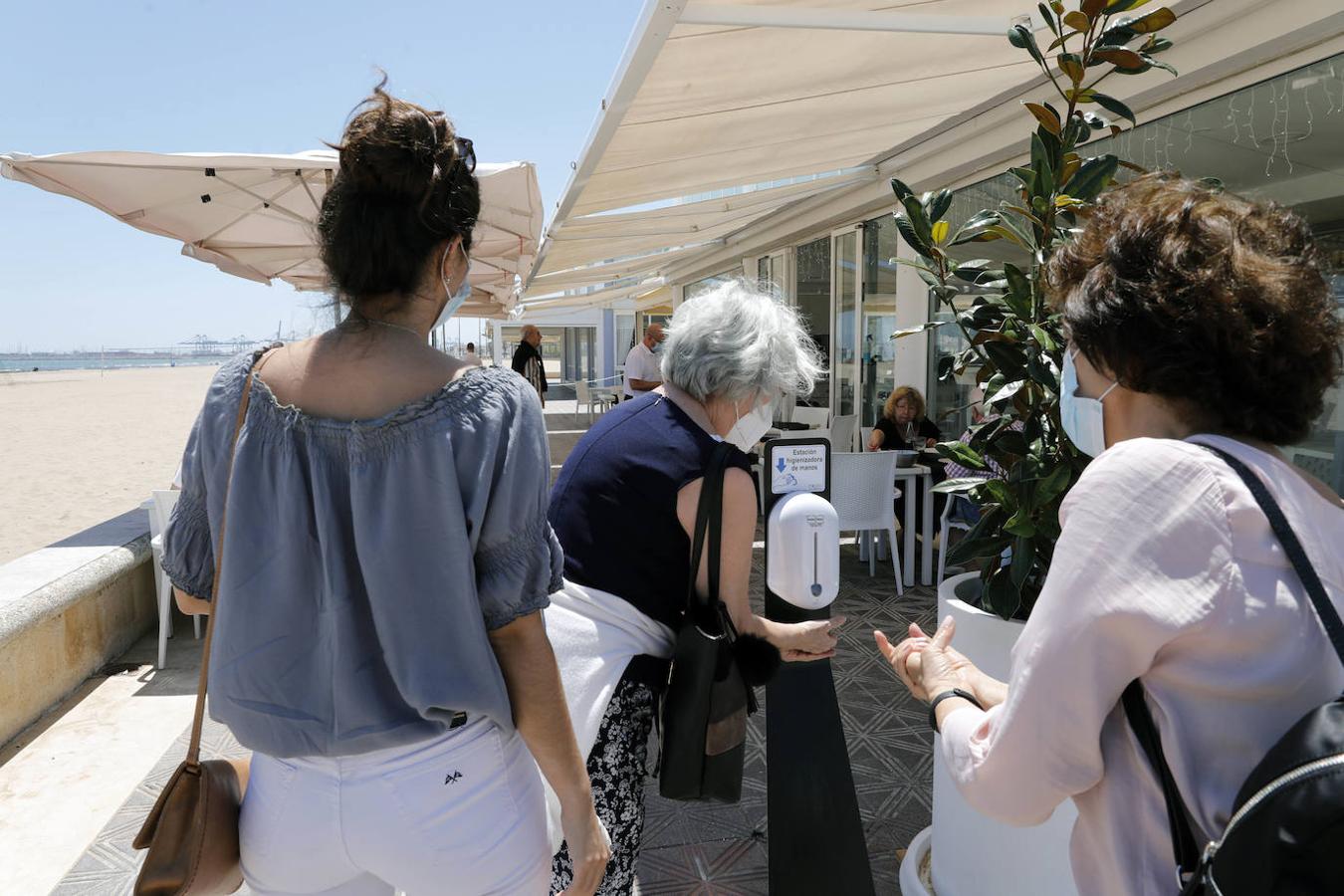 Sol, playa, cervezas en las terrazas, visitas a los templos y largos paseos a lo largo de una jornada en la que se evidencia que la Comunitat va recuperando el pulso. 