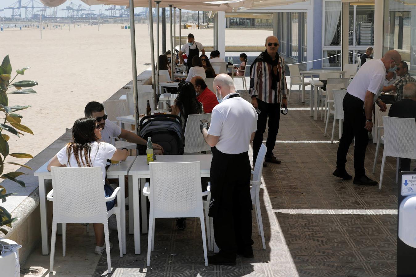 Sol, playa, cervezas en las terrazas, visitas a los templos y largos paseos a lo largo de una jornada en la que se evidencia que la Comunitat va recuperando el pulso. 