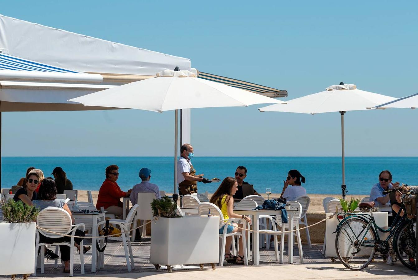 Sol, playa, cervezas en las terrazas, visitas a los templos y largos paseos a lo largo de una jornada en la que se evidencia que la Comunitat va recuperando el pulso. 