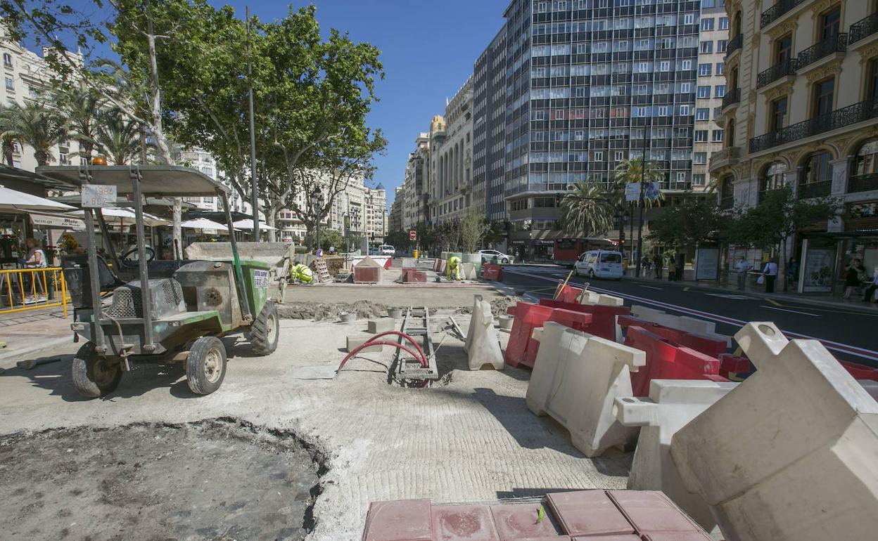 Obras de una parada de la EMT en la plaza del Ayuntamiento, ayer. 