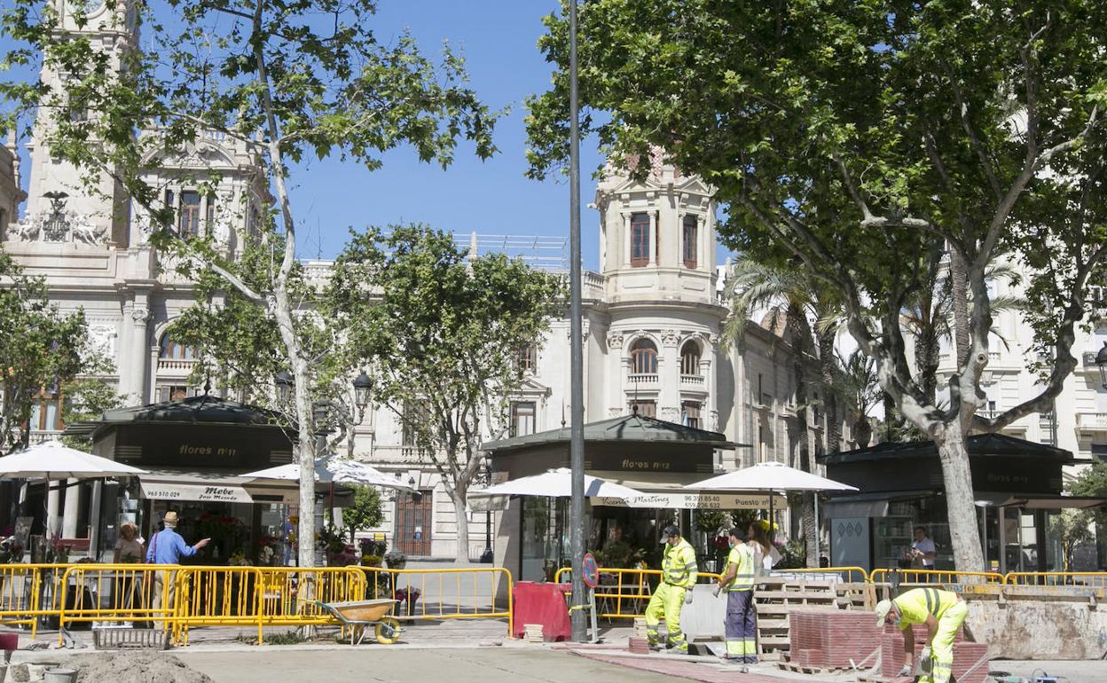 Obras en la plaza del Ayuntamiento, ayer. 