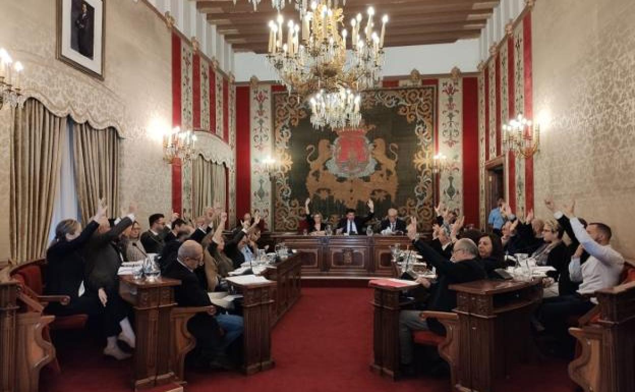 Instante de una votación en el pleno municipal de Alicante, en una imagen de archivo.