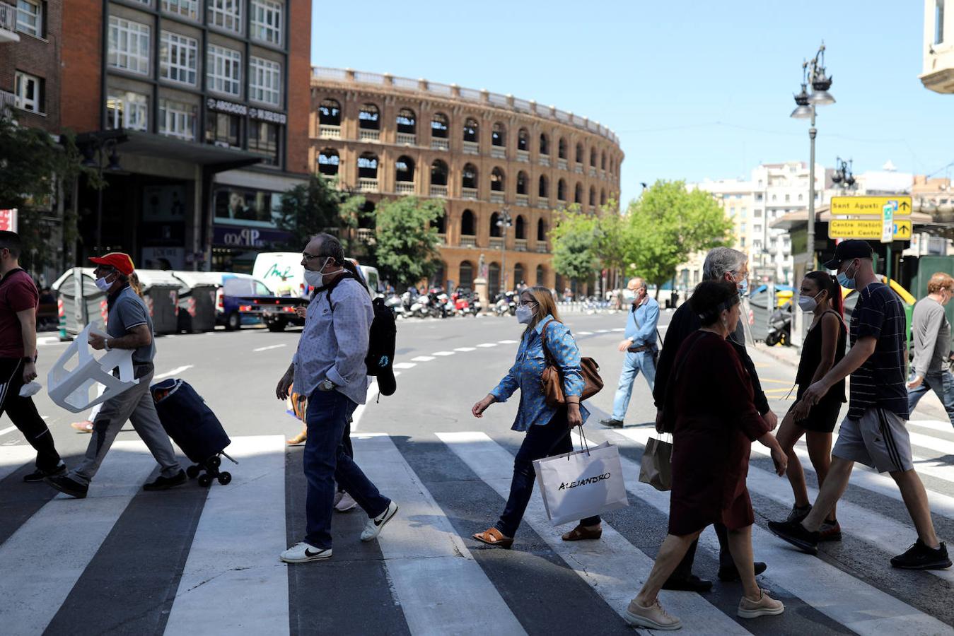 Sol, playa, cervezas en las terrazas, visitas a los templos y largos paseos a lo largo de una jornada en la que se evidencia que la Comunitat va recuperando el pulso. 