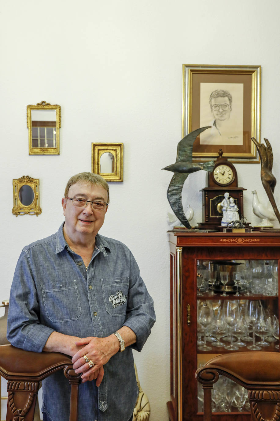 Referente en indumentaria valenciana desde que abrió su tienda hace cincuenta años, Enrique Marzal ha vestido a artistas como Lola Flores o Juanita Reina y «en la Casa Real me llaman de don». A pesar de la enfermedad, ya piensa en celebrar a final de año y por todo lo alto su ochenta cumpleaños. «Tengo unas ganas enormes de vivir». 