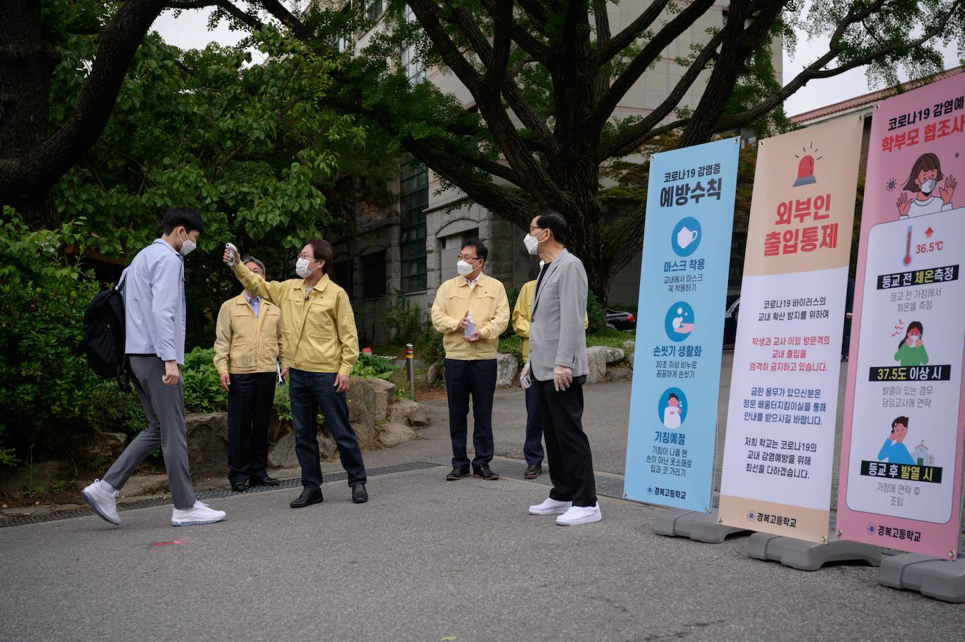 Corea del Sur, uno de los primeros países infectados por el coronavirus que surgió en la ciudad china de Wuhan, está recuperando poco a poco la normalidad. Muestra de ello ha sido el regreso a las clases de sus estudiantes. Los primeros en volver a los pupitres han sido los alumnos de bachillerato; el resto se irá incorporando poco a poco. No obstante, el inicio del curso escolar se ha hecho con una serie de medidas para evitar los contagios entre los estudiantes: el uso de mascarillas en todo momento, limpieza de los pupitres, ventilación continua de los cuartos, mámparas en el comedor y en las mesas y tomas de temperatura al entrar al colegio, todo ello, manteniendo las distancias de seguridad. 