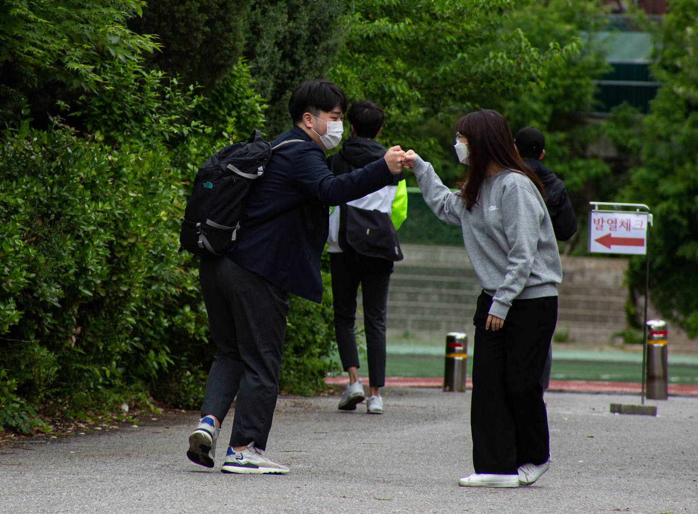 Corea del Sur, uno de los primeros países infectados por el coronavirus que surgió en la ciudad china de Wuhan, está recuperando poco a poco la normalidad. Muestra de ello ha sido el regreso a las clases de sus estudiantes. Los primeros en volver a los pupitres han sido los alumnos de bachillerato; el resto se irá incorporando poco a poco. No obstante, el inicio del curso escolar se ha hecho con una serie de medidas para evitar los contagios entre los estudiantes: el uso de mascarillas en todo momento, limpieza de los pupitres, ventilación continua de los cuartos, mámparas en el comedor y en las mesas y tomas de temperatura al entrar al colegio, todo ello, manteniendo las distancias de seguridad. 