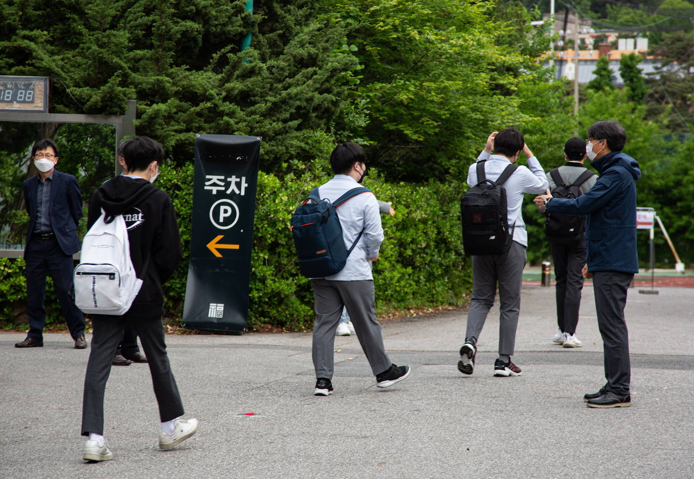 Corea del Sur, uno de los primeros países infectados por el coronavirus que surgió en la ciudad china de Wuhan, está recuperando poco a poco la normalidad. Muestra de ello ha sido el regreso a las clases de sus estudiantes. Los primeros en volver a los pupitres han sido los alumnos de bachillerato; el resto se irá incorporando poco a poco. No obstante, el inicio del curso escolar se ha hecho con una serie de medidas para evitar los contagios entre los estudiantes: el uso de mascarillas en todo momento, limpieza de los pupitres, ventilación continua de los cuartos, mámparas en el comedor y en las mesas y tomas de temperatura al entrar al colegio, todo ello, manteniendo las distancias de seguridad. 