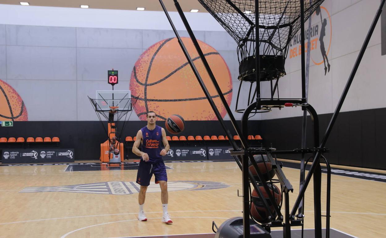 Alberto Abalde practica el tiro con una máquina en la pista central de L'Alqueria del Basket 