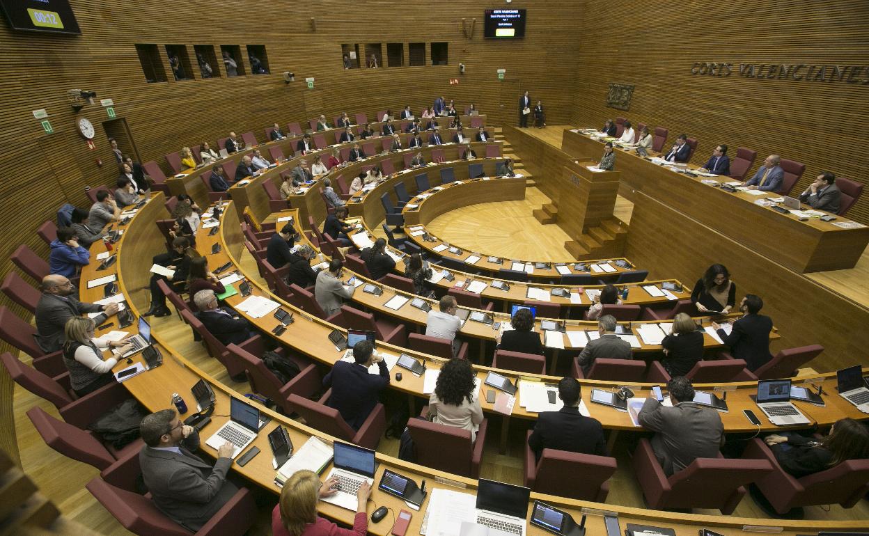 Les Corts improvisa la delegación del voto de los diputados en sus síndics para aprobar la ley del Juego