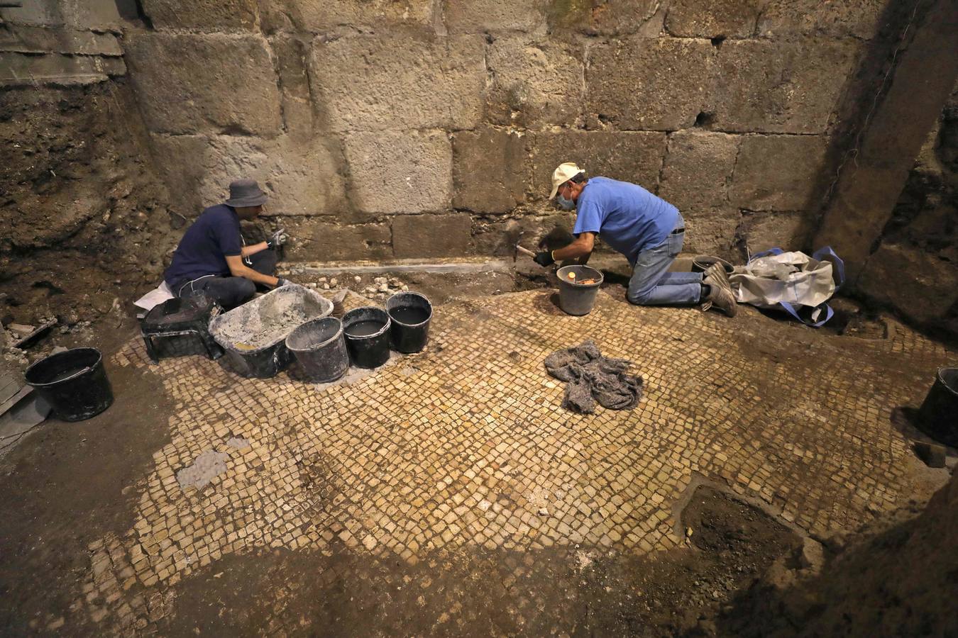 Debajo de los restos de un viejo edificio bizantino, a pocos metros del Muro de las Lamentaciones, en la Ciudad Vieja de Jerusalén, ha sido descubierto un pequeño complejo subterráneo de unos dos milenios de antigüedad, reveló esta semana la Autoridad de Antigüedades de Israel (AAI).