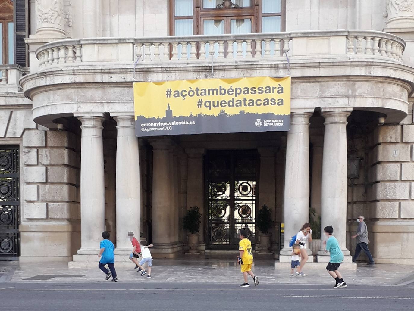 Niños juegan a fútbol frente al Ayuntamiento de Valencia