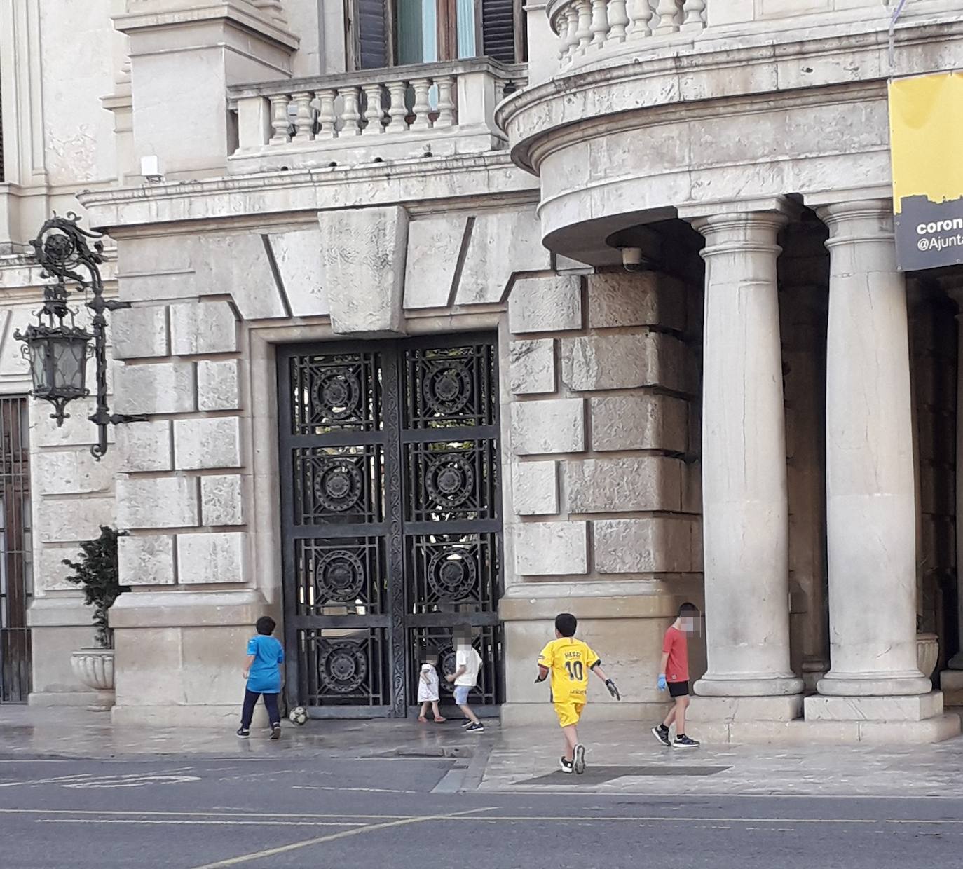 Niños juegan a fútbol frente al Ayuntamiento de Valencia