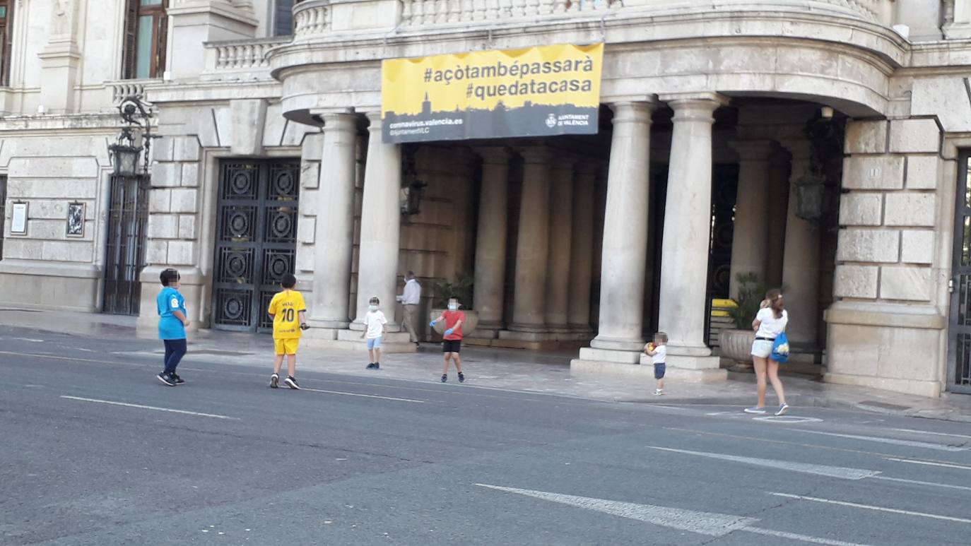 Niños juegan a fútbol frente al Ayuntamiento de Valencia