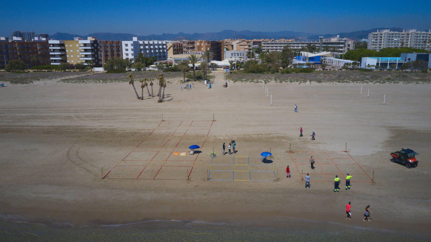 Playas con parcelas, duchas cerradas y controles de acceso, planes del verano en Valencia. En Canet d'En Berenguer los espacios son de 16 metros cuadrados sin contar las zonas de paso, un modelo que podría extenderse en toda la Comunitat. 