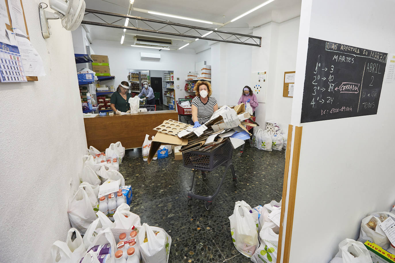 Fotos: Cáritas Valencia multuplica el reparto de alimentos